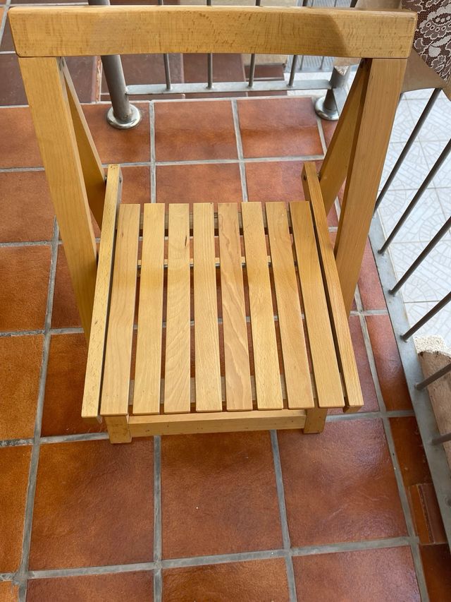 Mesa y sillas plegables madera marrón claro