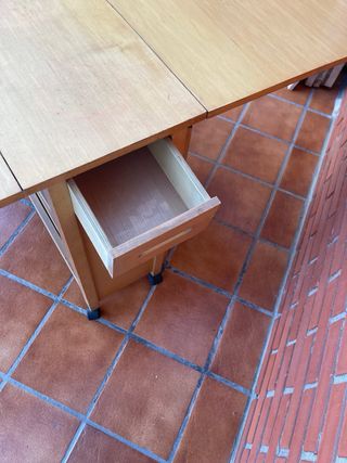Mesa y sillas plegables madera  marrón claro