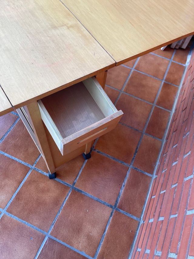 Mesa y sillas plegables madera marrón claro