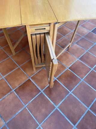 Mesa y sillas plegables madera  marrón claro