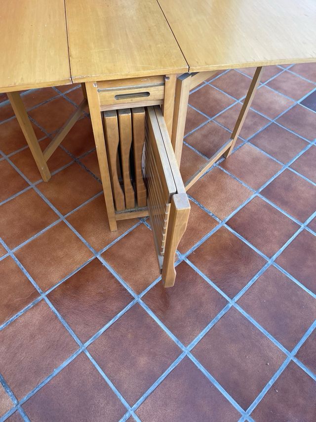 Mesa y sillas plegables madera marrón claro