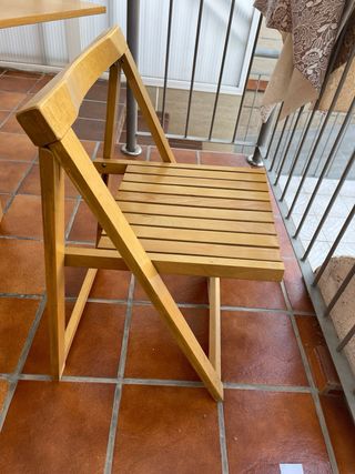 Mesa y sillas plegables madera  marrón claro