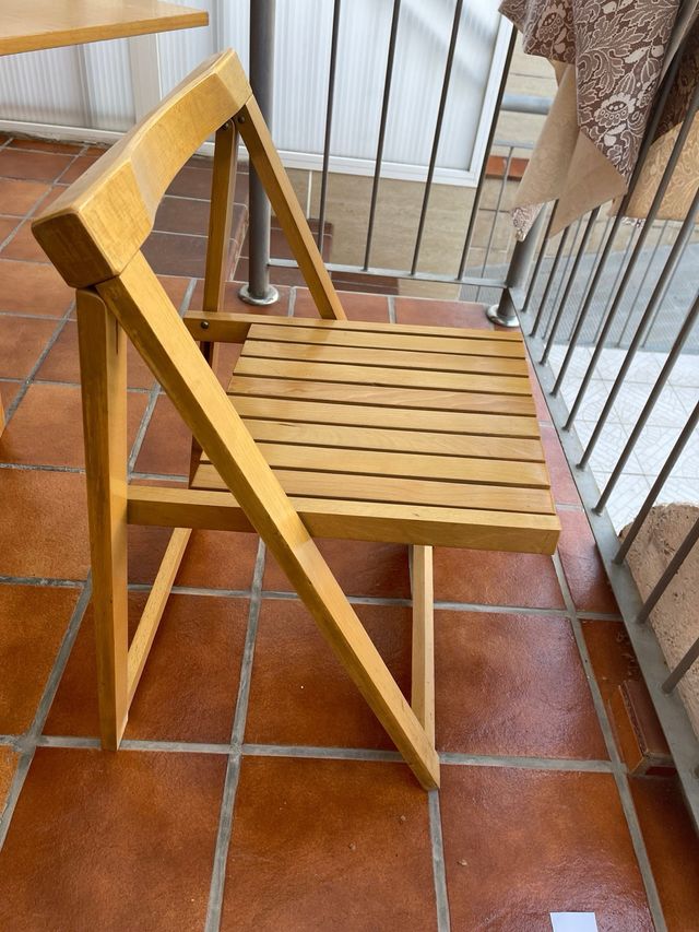 Mesa y sillas plegables madera marrón claro