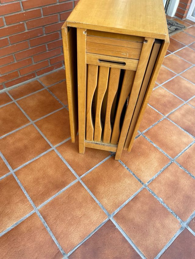 Mesa y sillas plegables madera marrón claro