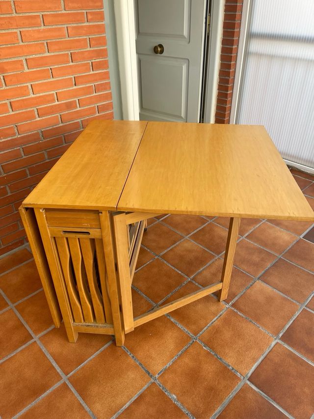 Mesa y sillas plegables madera marrón claro