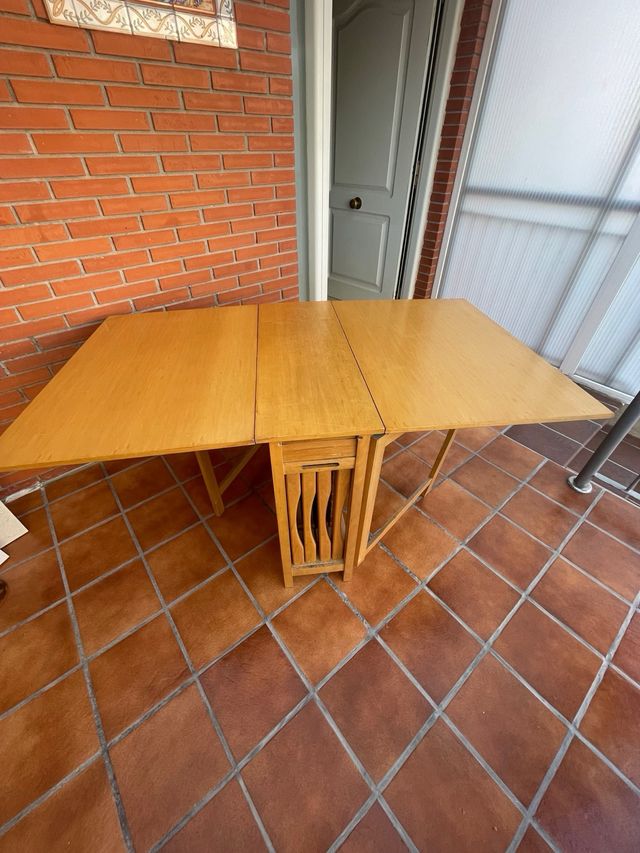 Mesa y sillas plegables madera marrón claro
