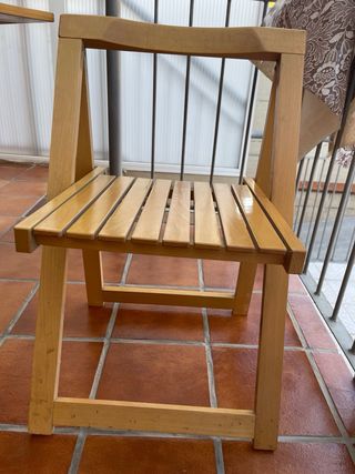 Mesa y sillas plegables madera  marrón claro