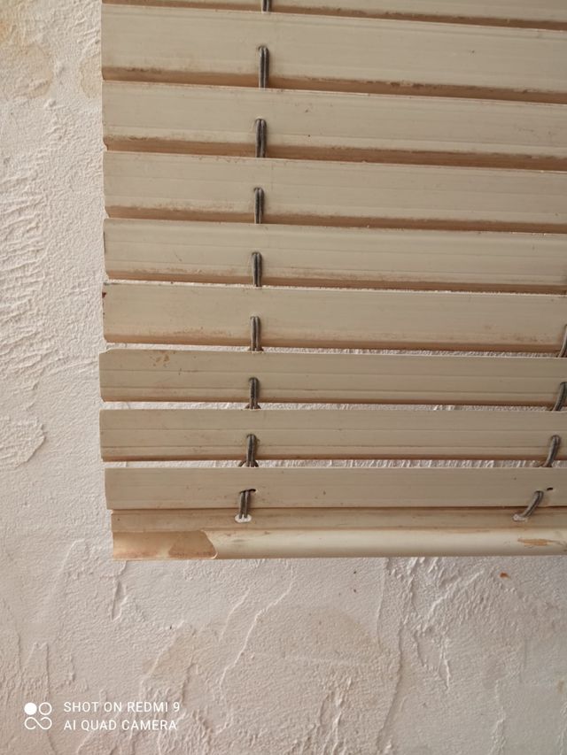 Persianas de plástico.