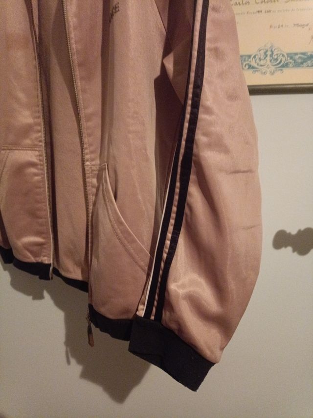 Chaqueta deportiva chica  con cremallera y capucha