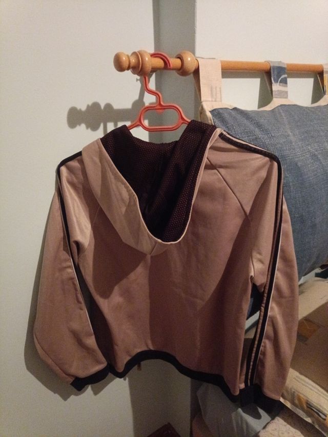 Chaqueta deportiva chica  con cremallera y capucha