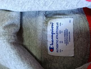 Magnífica sudadera Champion.