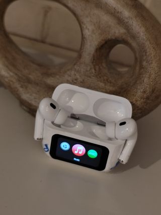 Auriculares imantados con pantalla táctil