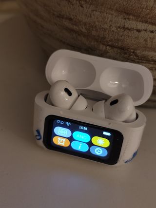 Auriculares imantados con pantalla táctil