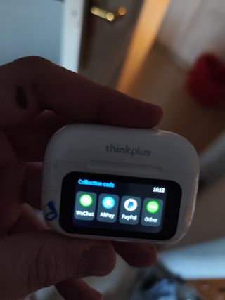 Auriculares imantados con pantalla táctil