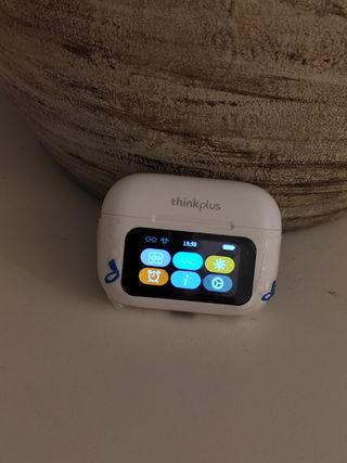 Auriculares imantados con pantalla táctil