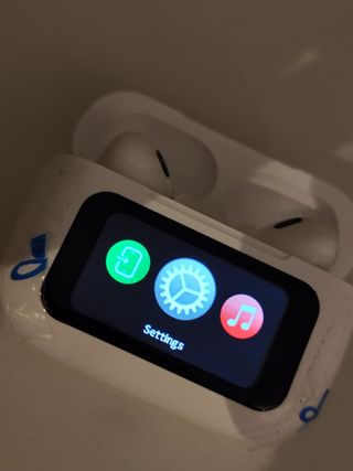 Auriculares imantados con pantalla táctil