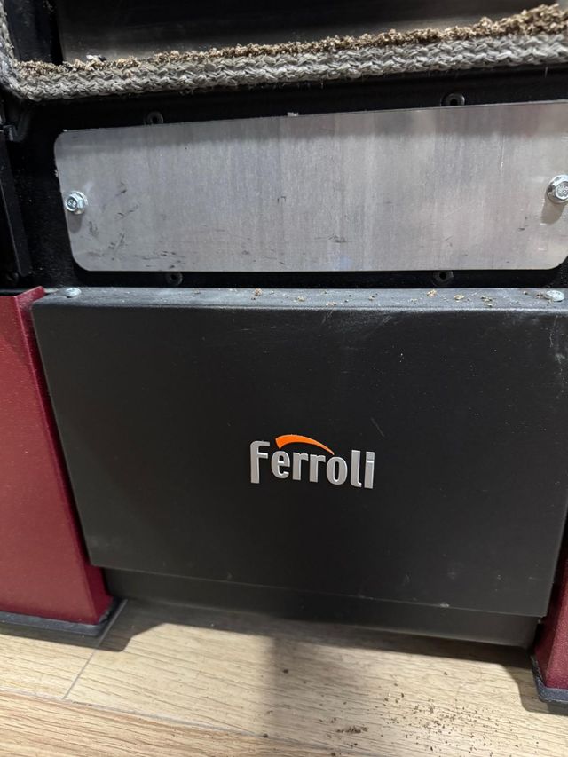 Estufa chimenea de pellets. Usada un invierno.