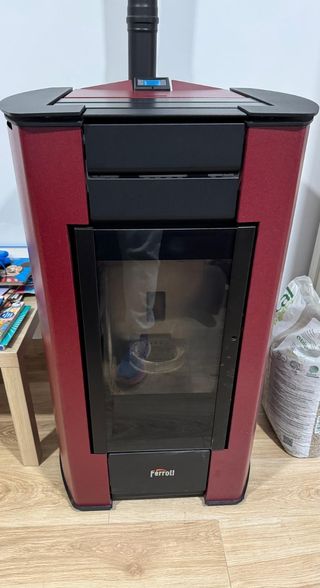 Estufa chimenea de pellets. Usada un invierno.