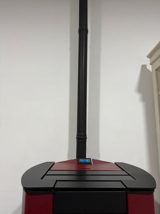 Estufa chimenea de pellets. Usada un invierno.