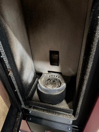 Estufa chimenea de pellets. Usada un invierno.