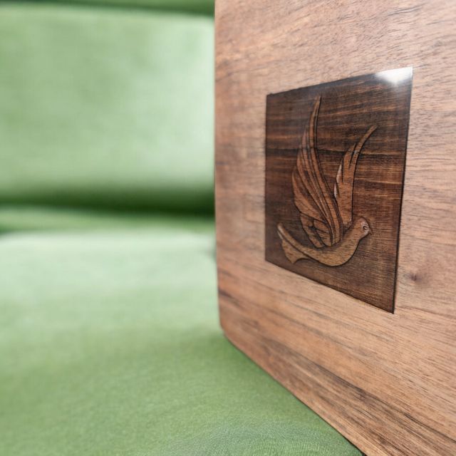 Vassoio in legno di noce 3d e resina