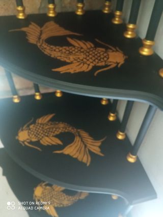 Rinconera negra y dorada