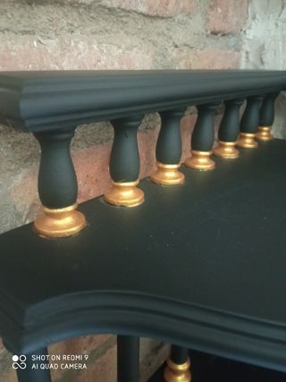 Rinconera negra y dorada