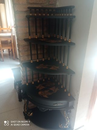 Rinconera negra y dorada