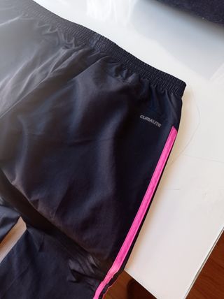 Pantalón de chándal Adidas.