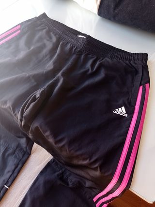 Pantalón de chándal Adidas.