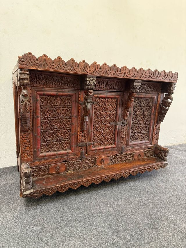 Altar Hindú con bonitas formas,