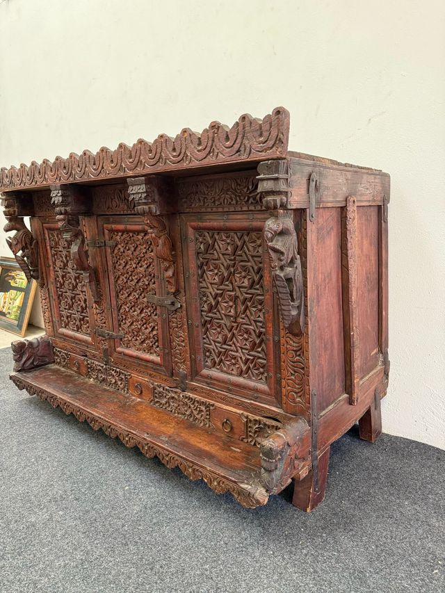 Altar Hindú con bonitas formas,