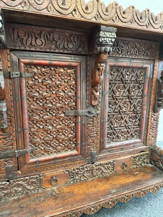 Altar Hindú con bonitas formas,