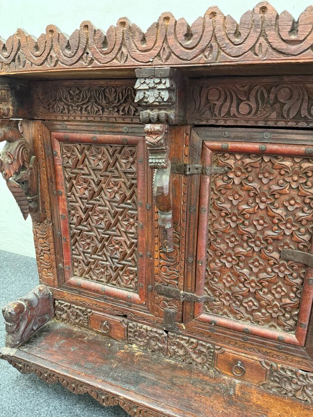 Altar Hindú con bonitas formas,