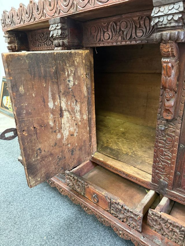 Altar Hindú con bonitas formas,