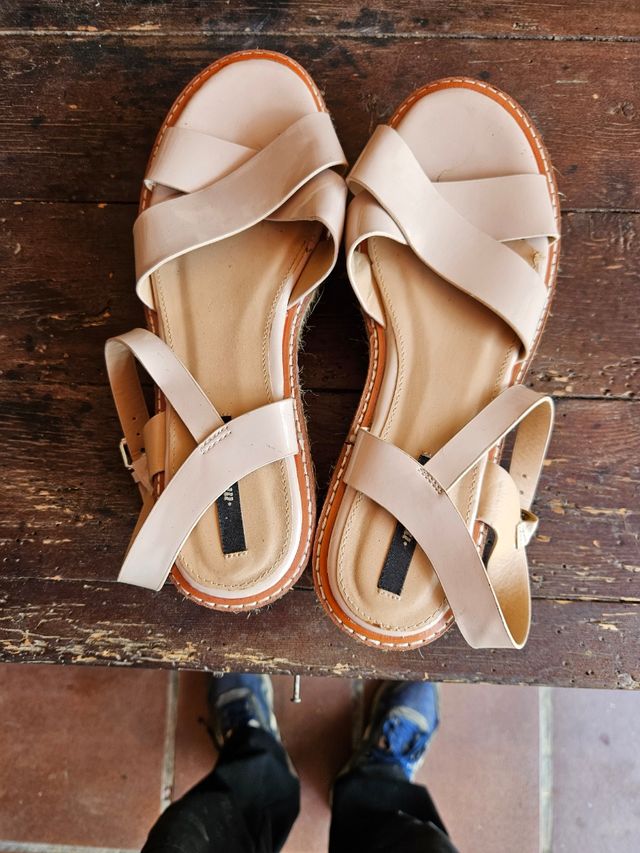 Sandalias cuña beige
