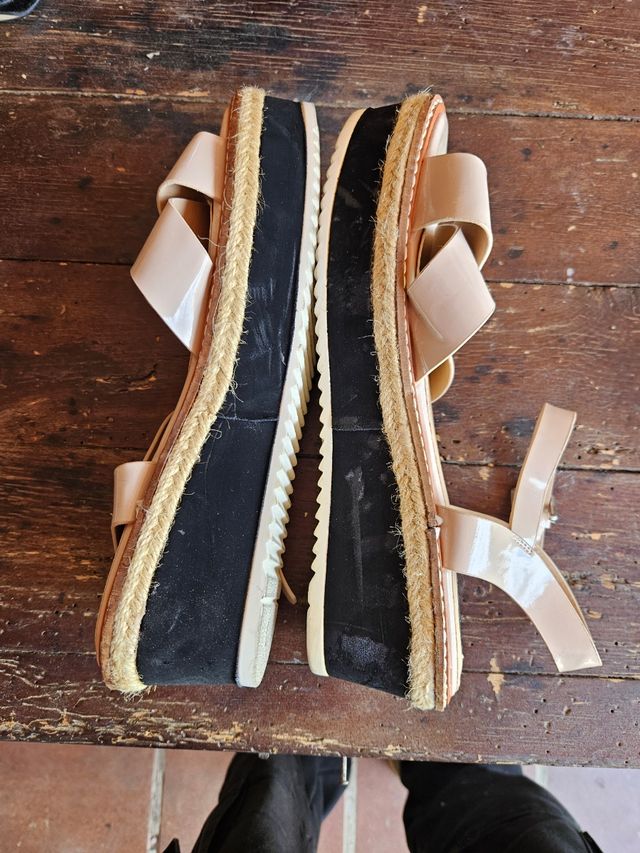 Sandalias cuña beige