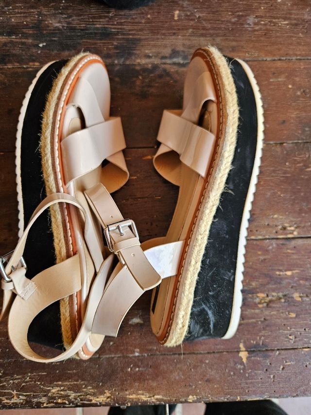 Sandalias cuña beige