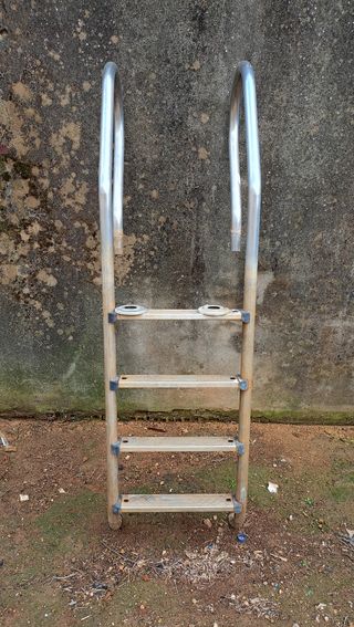 Escalera de piscina