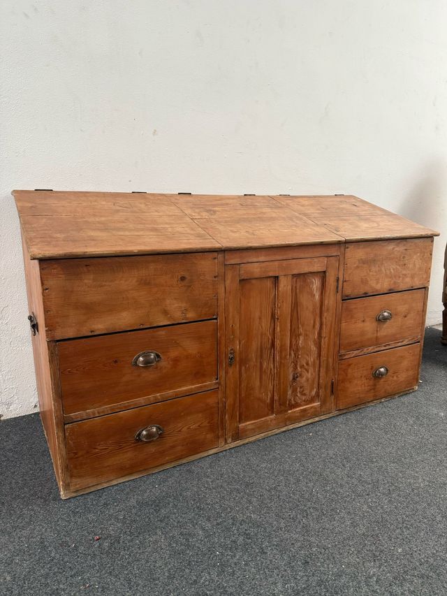 Antiguo mueble de comercio u oficio con cajones