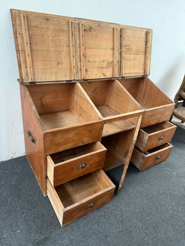 Antiguo mueble de comercio u oficio con cajones