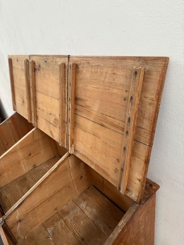 Antiguo mueble de comercio u oficio con cajones