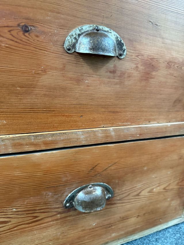 Antiguo mueble de comercio u oficio con cajones