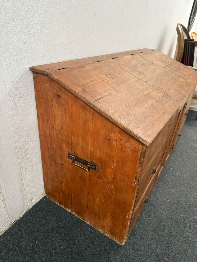 Antiguo mueble de comercio u oficio con cajones