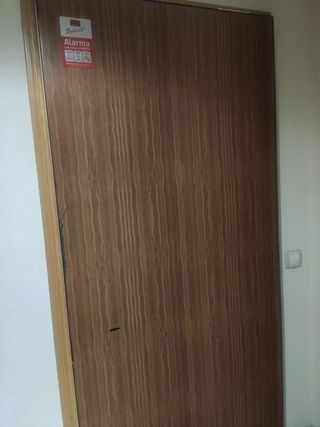Puerta antiocupa con cerradura