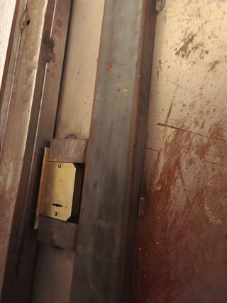 Puerta antiocupa con cerradura