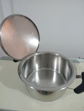 ,.OLLA AMC.3 LIT. DIA. 23 CM. ALTA 11 CM. 10 FOTOS