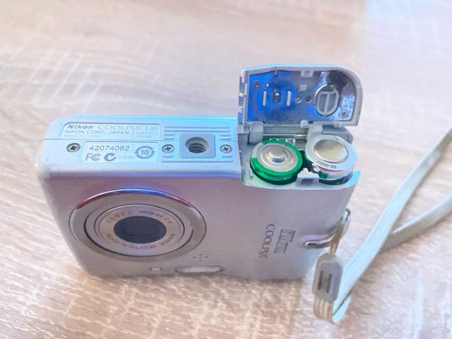 Cámara digital Nikon Coolpix L10 de 5.0 MP con zoom óptico de 3x  Color PLATEADO