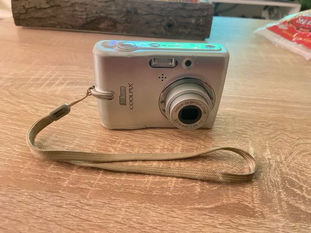 Cámara digital Nikon Coolpix L10 de 5.0 MP con zoom óptico de 3x  Color PLATEADO