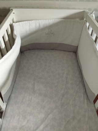 Cuna blanca de madera. Tamaño estándar 60x120